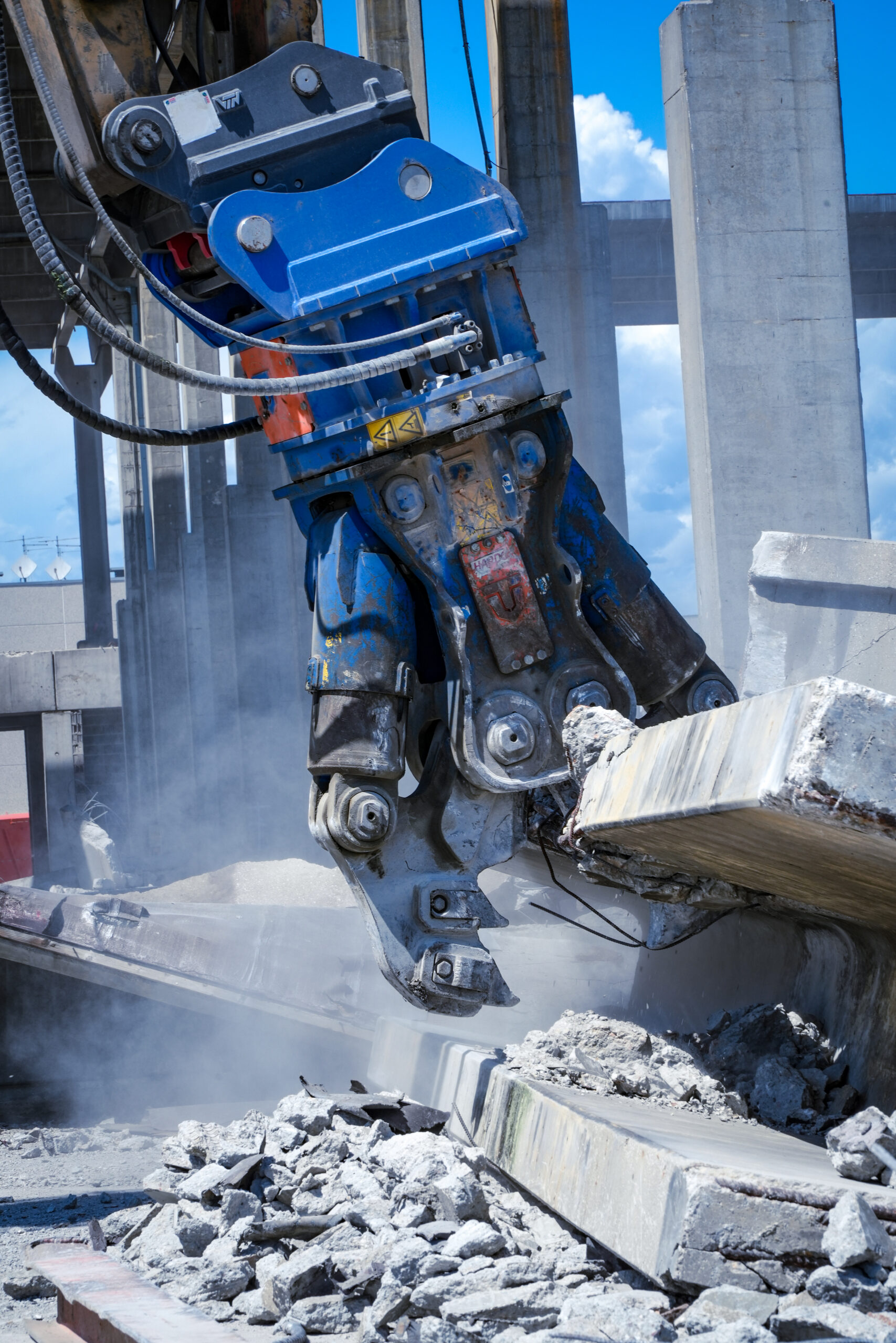 Trevi Benne HC Series dual cylinder hydraulic demolition crusher